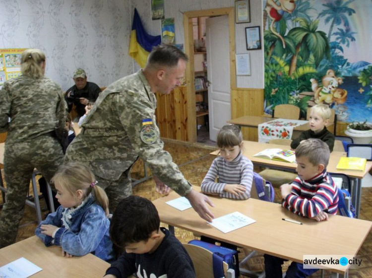 «Симики» порадовали авдеевских первоклассников (ФОТО + ВИДЕО)