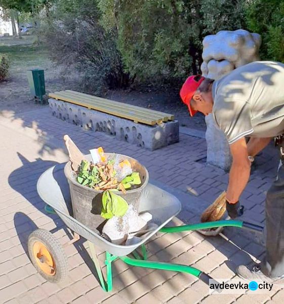 Авдеевские коммунальщики убрали с улиц "праздничный" мусор (ФОТО)