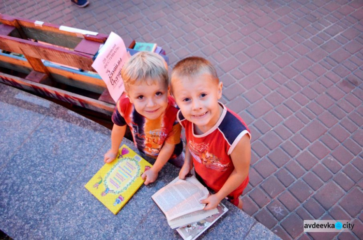 В Авдеевке состоялся музыкально-книжный вечер: фоторепортаж