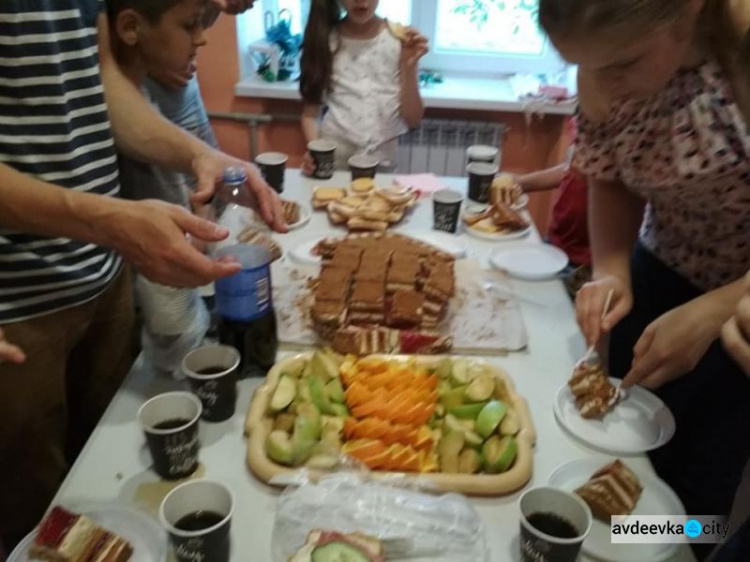 Авдеевские дети устроили праздник для родителей (ФОТО)