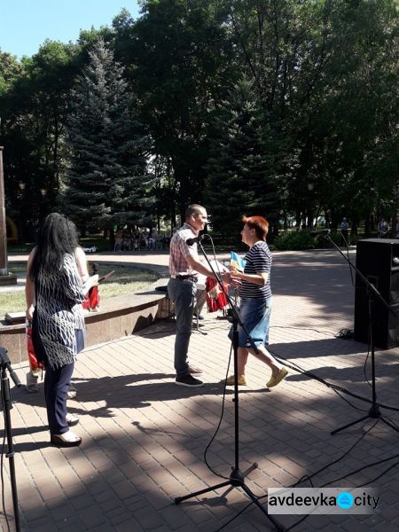 В Авдіївці співали, танцювали, нагороджували та віддавали шану захисникам: фотозвіт