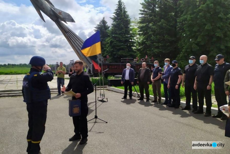 В Авдіївці рятувальникам ДСНС за допомогу у відновлюванні пошкоджених обстрілами будинків вручили грамоти і нагороди