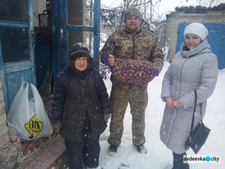 «Симики» привезли помощь гражданским, живущим рядом с авдеевской «промкой»