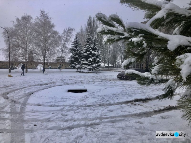 В Авдеевке выпал снег (ФОТОФАКТ)