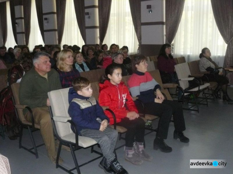 В Авдеевке красиво поздравили работников социальной сферы (ФОТО)