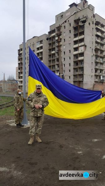 В Авдіївці з’явився новий оберіг – флаг України на в’їзді в місто з боку Донецька