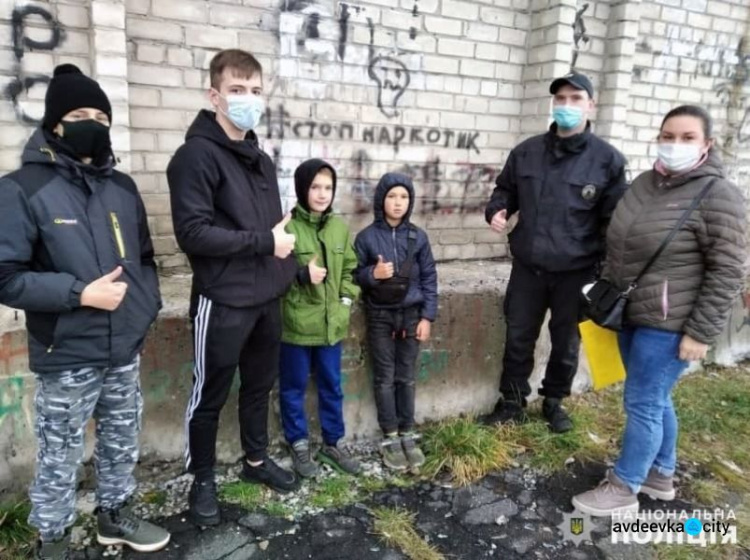 В Авдіївці поліцейські та лігівці знищили написи з наркорекламою