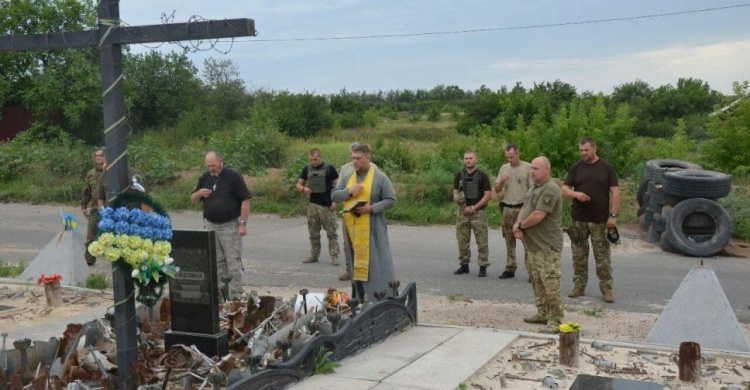 Полковник, полк и священнослужители навестили мемориал в авдеевской промзоне (ФОТО)