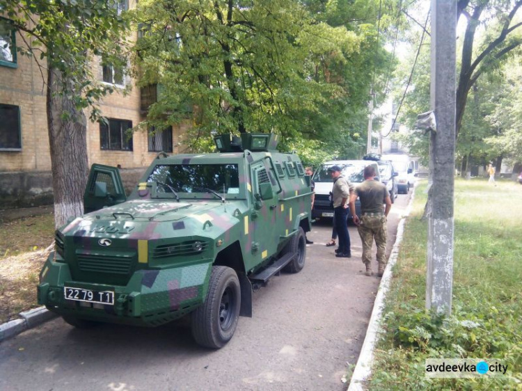 Авдеевские «симики» праздновали, возлагали цветы и сопровождали нардепа (ФОТО)