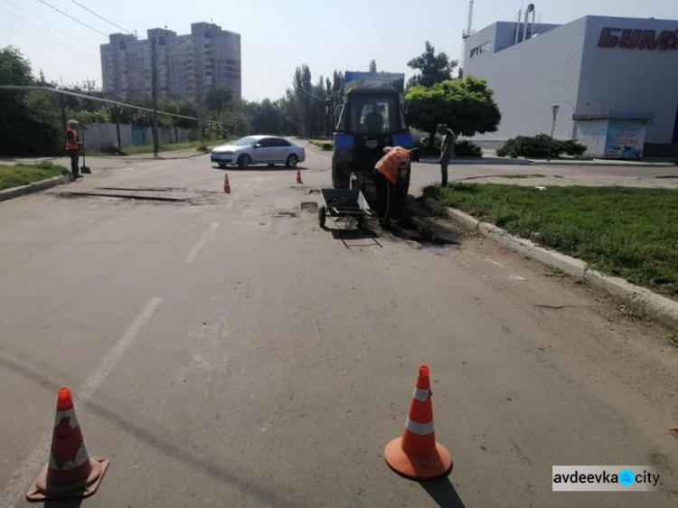 До уваги автоводіїв: на перехресті Грушевського і Комунальної проходить ремонт дороги