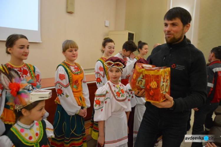 К Авдеевским коксохимикам пришли в гости с колядками воспитанники ДК (ФОТО)