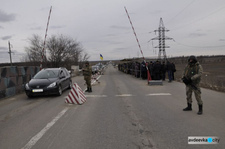 Переселенцы и нарушители: появилась недельная сводка с донбасских пунктов пропуска