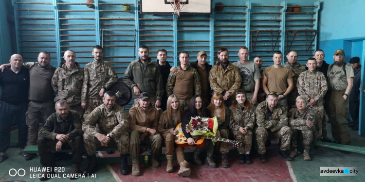 В Авдеевке для полка «Киев» пела бард-волонтер (ФОТО)