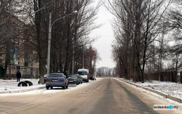 Коммунальщики Авдеевки просят автовладельцев убрать машины с обочин дорог