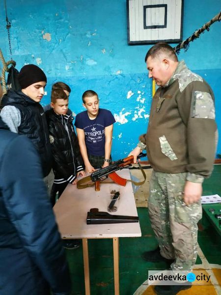 Авдіївську молодь вчили стріляти та надавати домедичну допомогу (ФОТО)