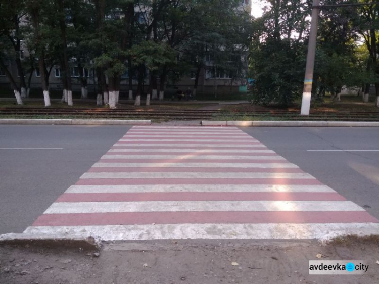 В Авдеевке освежают дорожную разметку (ФОТОФАКТ)