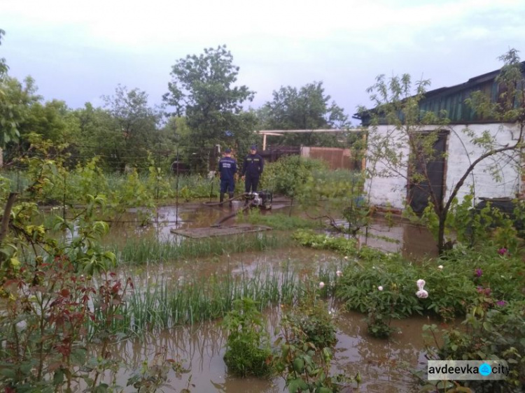 В двух городах на Донетчине сильный дождь подтопил жилые дома (ФОТО)