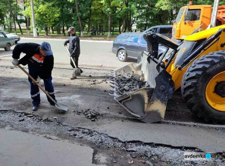 В Авдіївці комунальники оновили частину головного проспекту міста