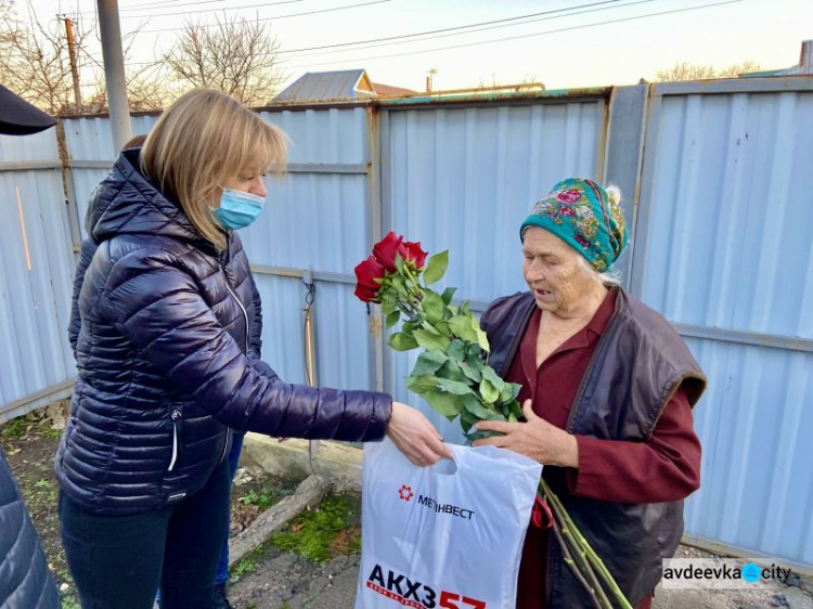 Авдеевские коксохимики поздравили с 90-летним юбилеем ветерана предприятия