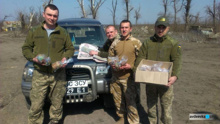 Авдеевские «симики» привезли воинам паски. Не забыли и бабу Соню (ФОТО)