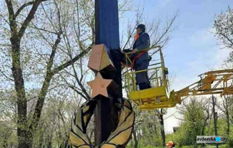 В Авдіївці комунальники привели пам'ятники в належний стан