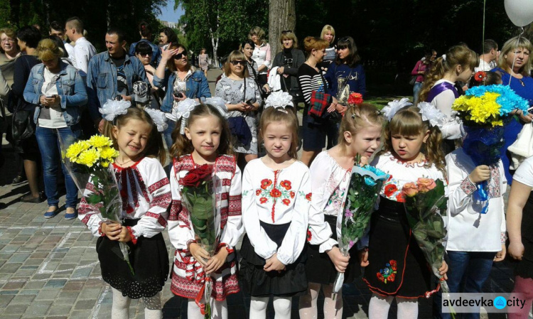 В Авдеевских школах прозвенели последние звонки (ФОТОРЕПОРТАЖ)