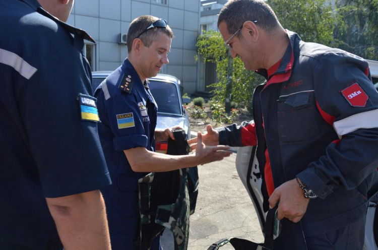 Авдеевские коксохимики передали спасателям бронежилеты и каски (ФОТОФАКТ)