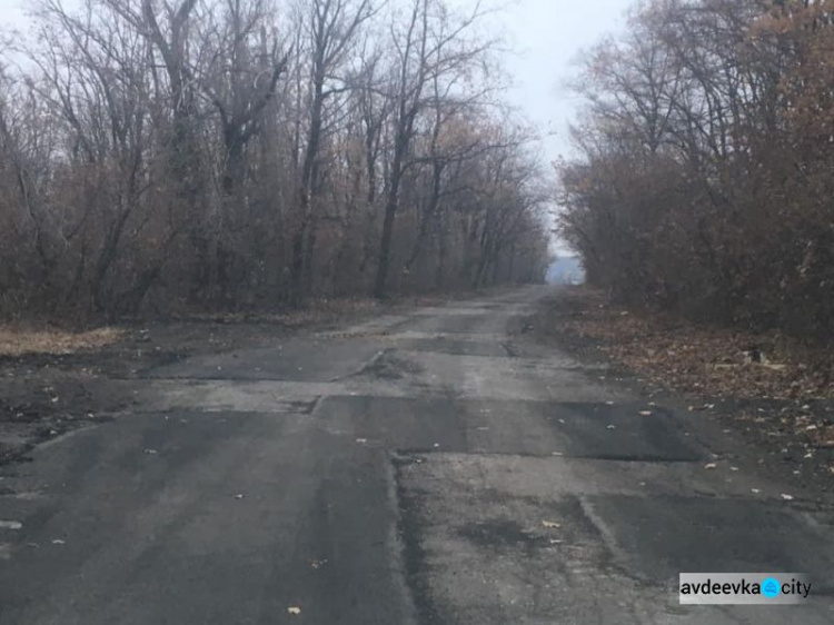 В Авдеевке продолжают ремонтировать дороги