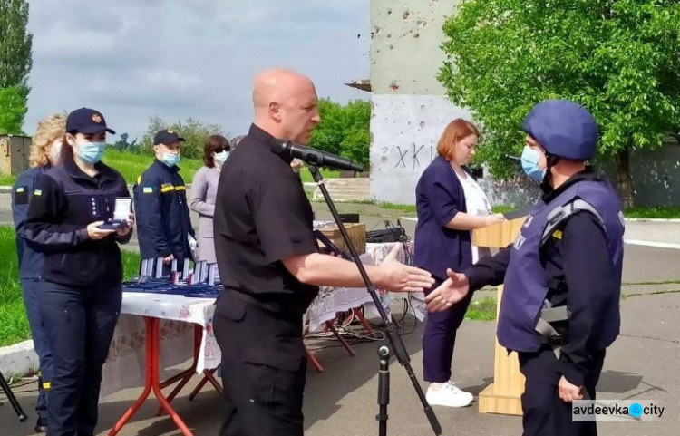 В Авдіївці рятувальникам ДСНС за допомогу у відновлюванні пошкоджених обстрілами будинків вручили грамоти і нагороди