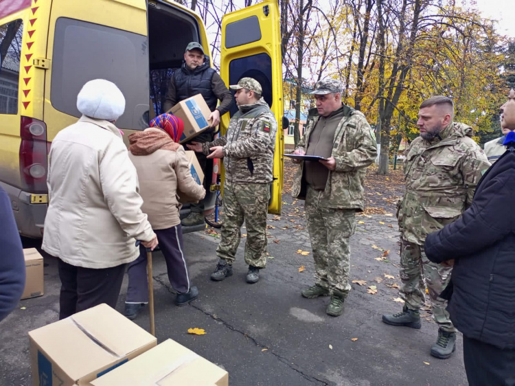 Мешканці авдіївської громади отримали продуктові набори