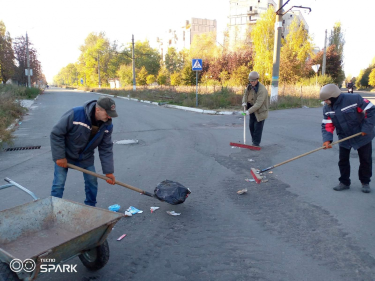 Фахівці "Служби єдиного замовника" продовжуюють нести комунальну варту в Авдіївці