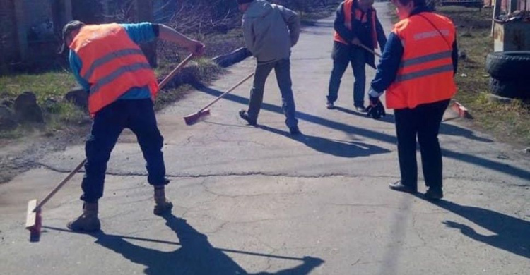  Авдіївські комунальники прибрали постраждалий від обстрілів парк у старій частині міста