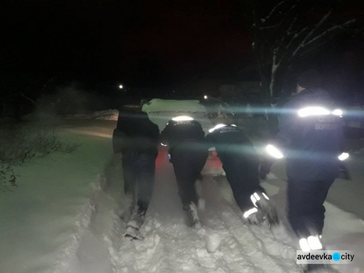 Спасатели Донетчины вызволяли людей из снежных ловушек: опубликованы фото