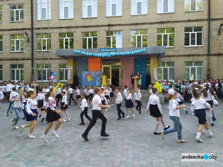 В школах Авдеевки ярко и трогательно отшумели последние звонки (ФОТОРЕПОРТАЖ)