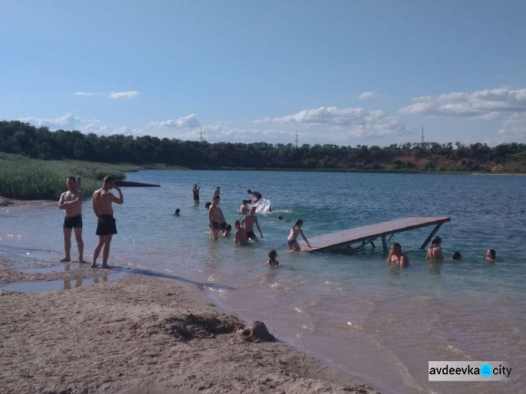 На авдеевских "Мальдивах" открыли пляжный сезон (ФОТО)