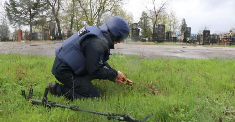 Кладбища в Донецкой области перед Радоницей проверяют на наличие боеприпасов (ФОТО/ВИДЕО)