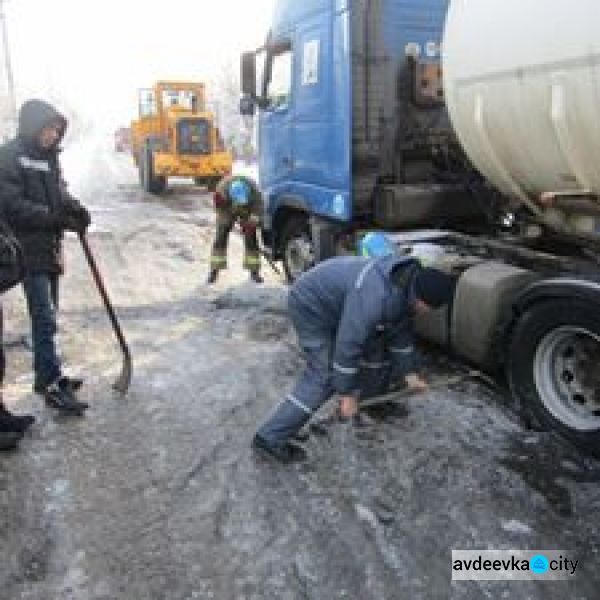 Под Авдеевкой во льдах застрял газовоз (ФОТОФАКТ)