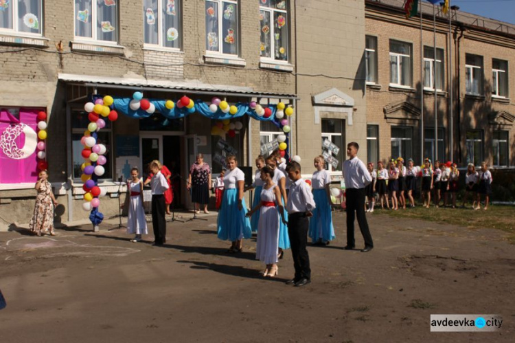 В Авдеевке полицейские поздравили школу с юбилеем (ФОТО)