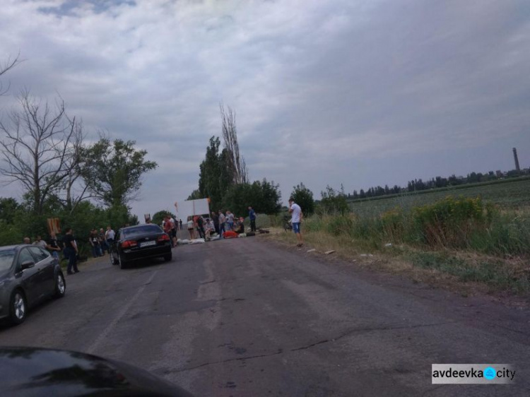 Авдеевцам на заметку: на въезде в Угледар бастующие шахтеры перекрыли дорогу, ведущую к морю (ФОТОФАКТ)