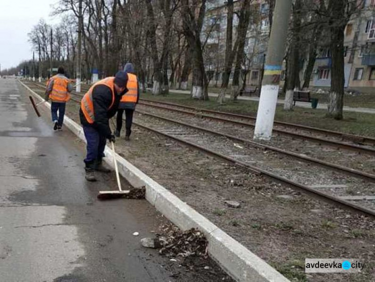 Комунальники Авдіївки продовжуть прибирати місто після обстрілів (ФОТОФАКТ)