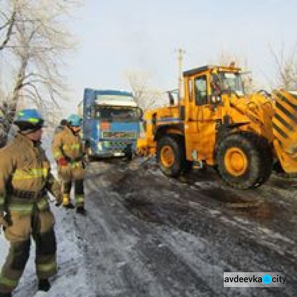 Под Авдеевкой во льдах застрял газовоз (ФОТОФАКТ)