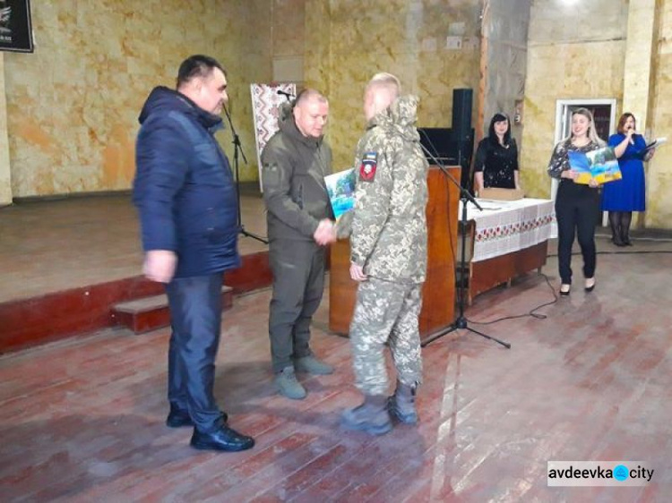 В Авдеевке военнослужащих поздравили с профессиональным праздником