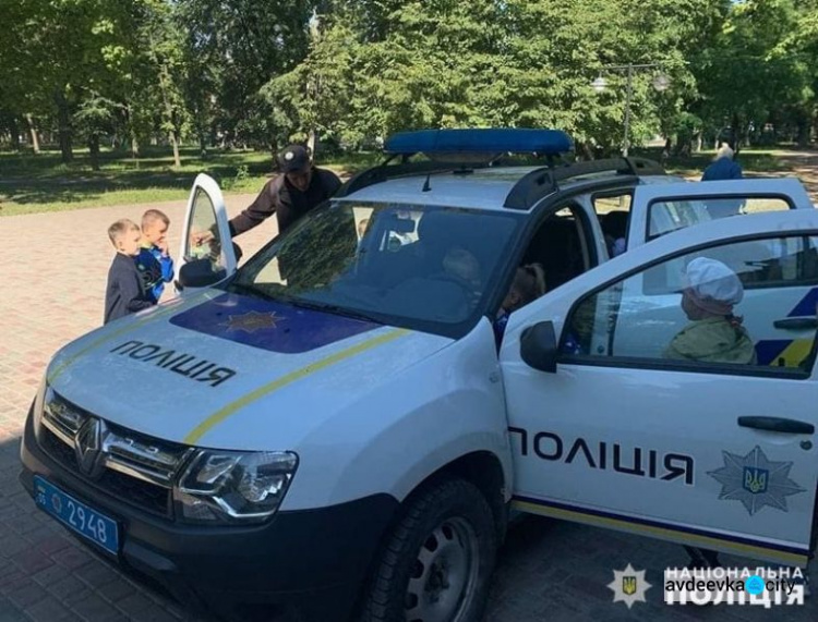 Авдіївські поліцейські нагадали школярам про правила поведінки на дорозі