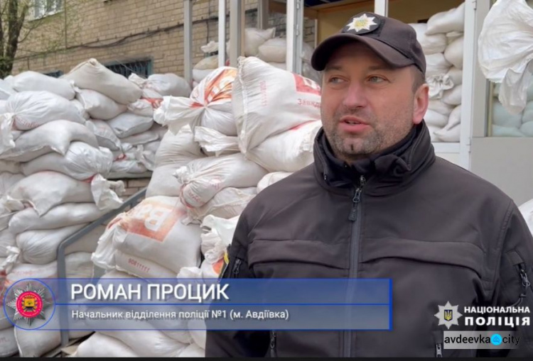 Поліцейські Авдіївки допомагають громадянам під кулями окупантів (ВІДЕО)