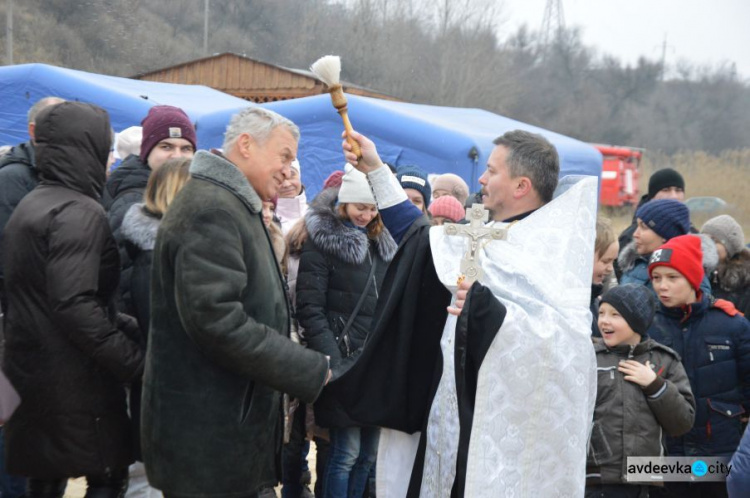 Сотни авдеевцев пришли окунуться в священную воду (ФОТОФАКТ)