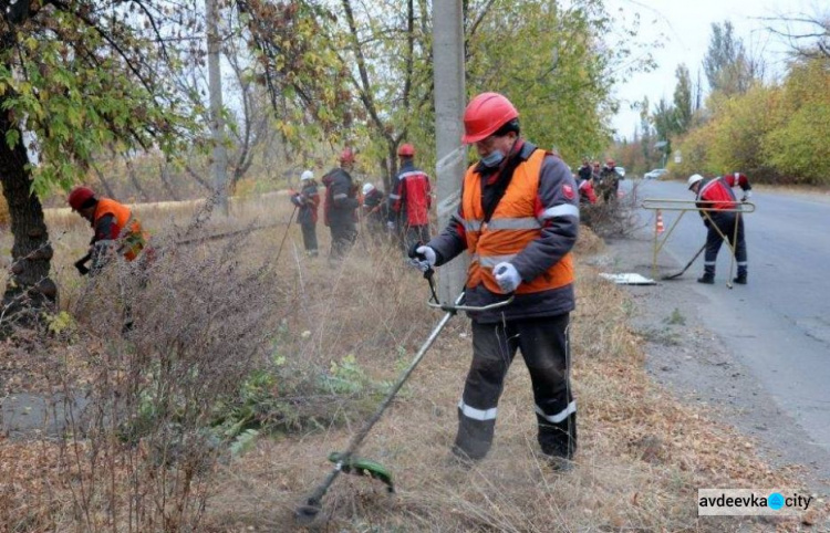 В Авдеевке работники АКХЗ наводят порядок на главной автомагистрали города