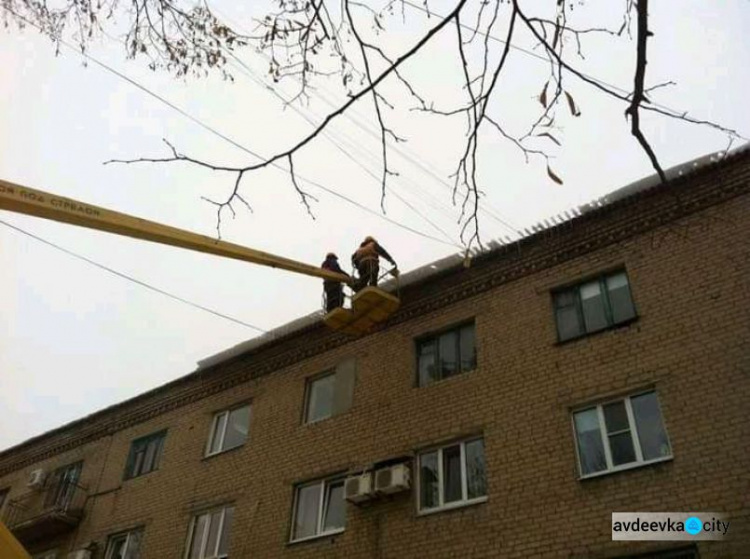 Загрозливі крижані шапки знімають в Авдіївці з дахів будинків (ФОТО)