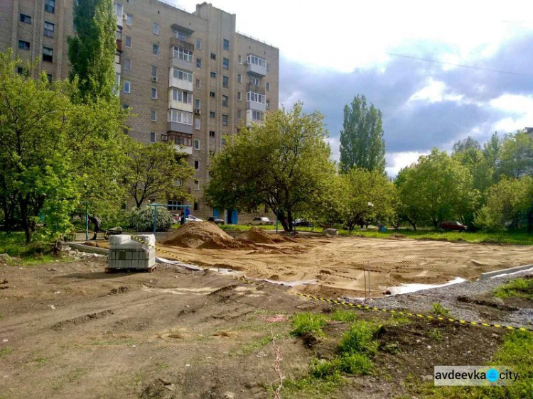 На новой детской площадке, которую строит для города Метинвест, кипит работа (ФОТОФАКТ)