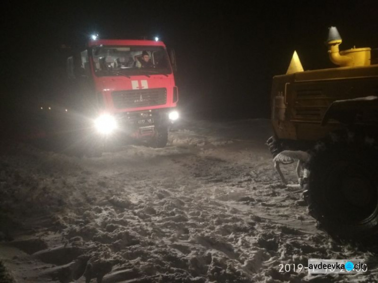 Спасатели на Донетчине за сутки вызволили из снежных ловушек три автобуса и почти 4 десятка авто