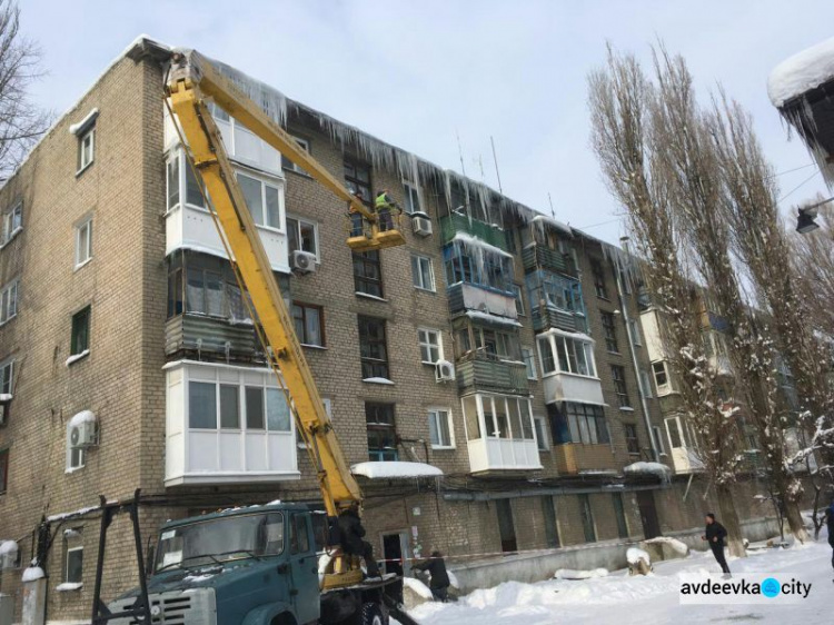 Авдеевские коммунальщики объявили войну ледяным сталактитам (ФОТО)